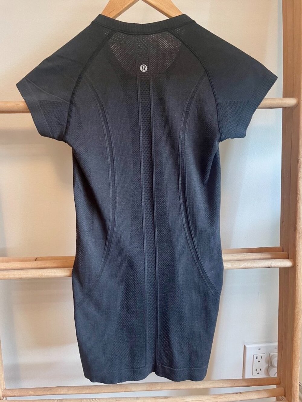 Lululemon Black Seamless Longline Short Sleeve Athletic Top XS - Picture 11 of 12